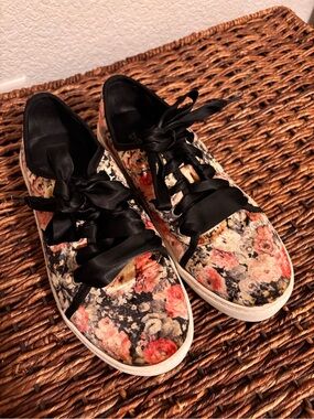 Dirty Laundry Floral Velvet Sneakers | Size 6.5